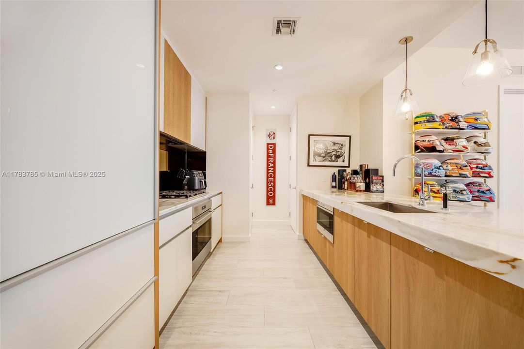 最近售出: $2,250,000 (2 贝兹, 2 浴室, 1046 平方英尺)