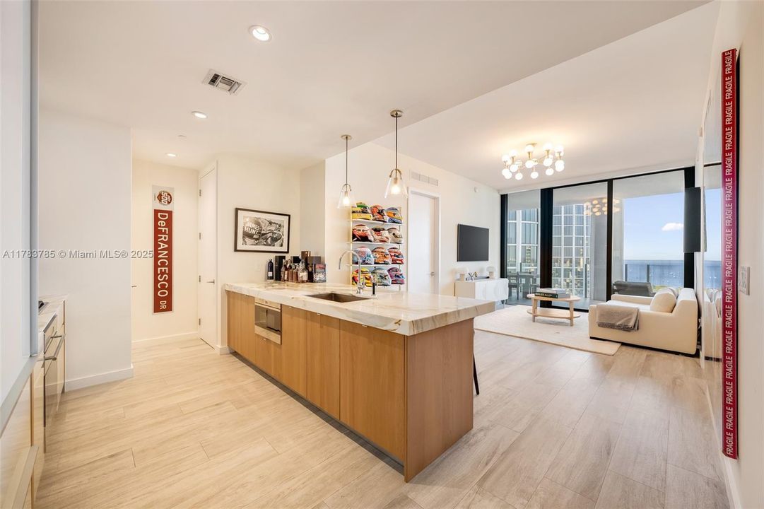 最近售出: $2,250,000 (2 贝兹, 2 浴室, 1046 平方英尺)