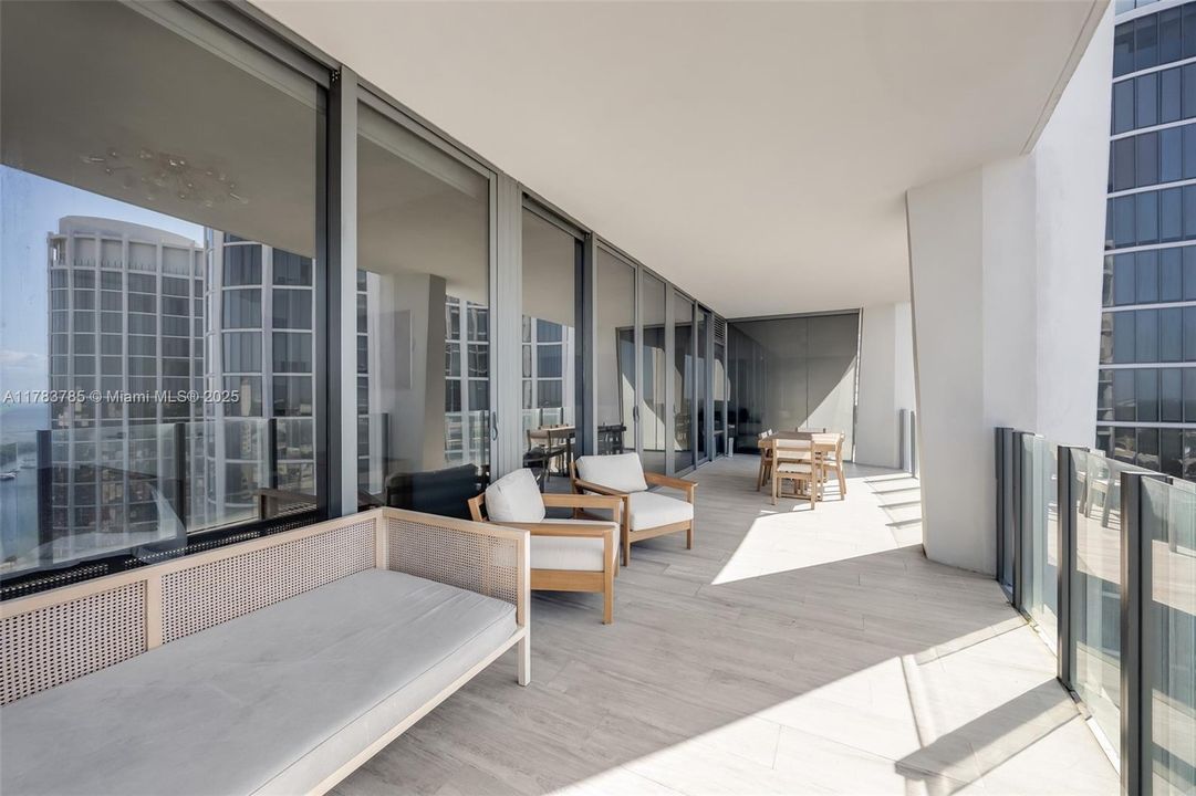 最近售出: $2,250,000 (2 贝兹, 2 浴室, 1046 平方英尺)