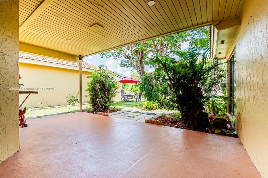 Recently Sold: $565,000 (3 beds, 2 baths, 1861 Square Feet)