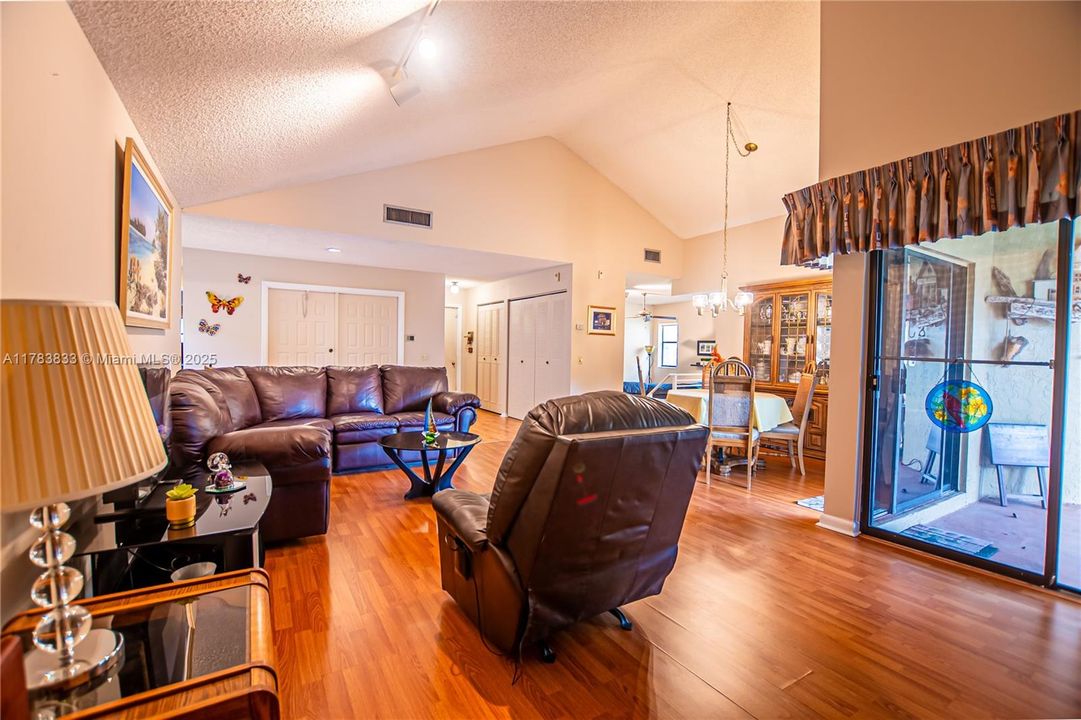 Recently Sold: $565,000 (3 beds, 2 baths, 1861 Square Feet)