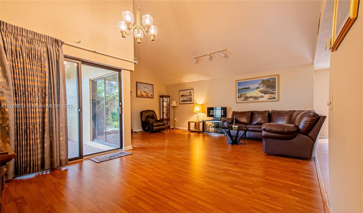 Recently Sold: $565,000 (3 beds, 2 baths, 1861 Square Feet)