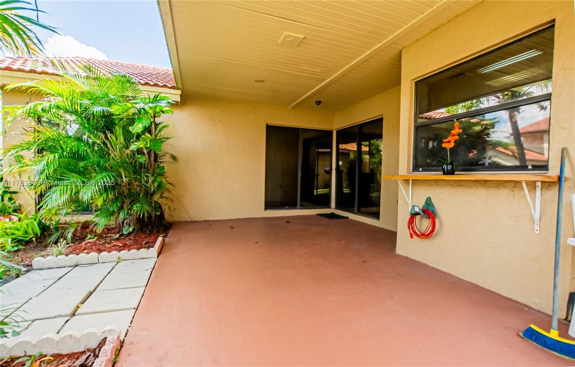 Recently Sold: $565,000 (3 beds, 2 baths, 1861 Square Feet)