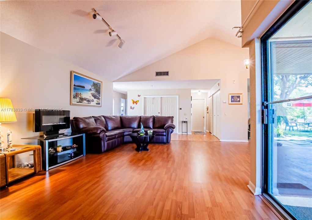 Recently Sold: $565,000 (3 beds, 2 baths, 1861 Square Feet)