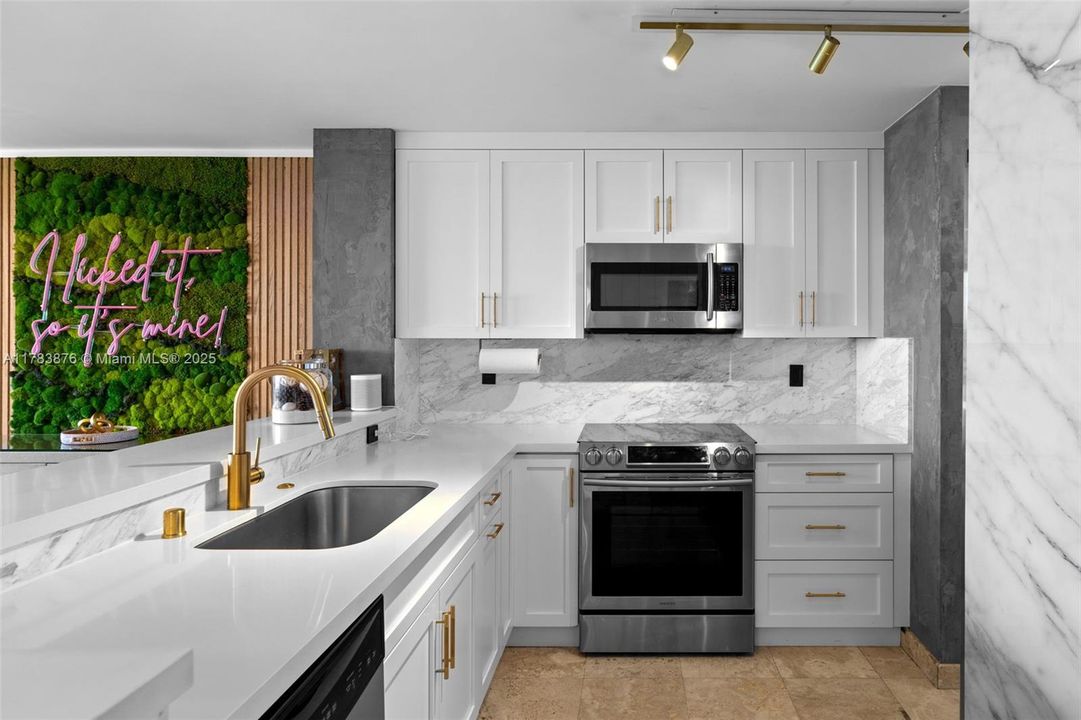 Недавно продано: $799,000 (2 спален, 2 ванн, 1040 Квадратных фут)