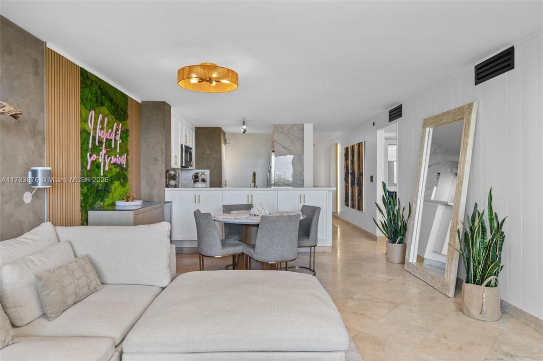 Недавно продано: $799,000 (2 спален, 2 ванн, 1040 Квадратных фут)