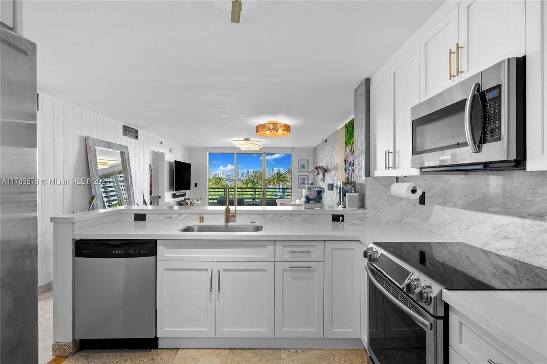 Недавно продано: $799,000 (2 спален, 2 ванн, 1040 Квадратных фут)