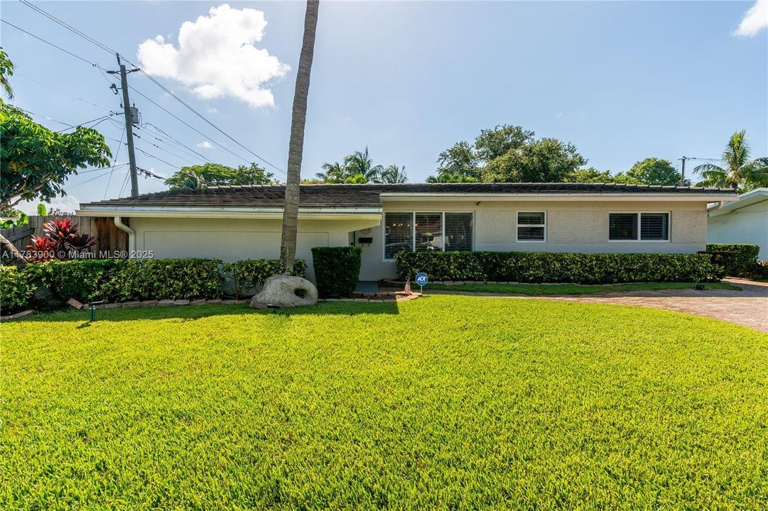 Недавно продано: $675,000 (3 спален, 2 ванн, 2310 Квадратных фут)