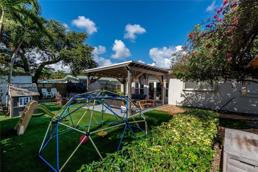 Недавно продано: $675,000 (3 спален, 2 ванн, 2310 Квадратных фут)