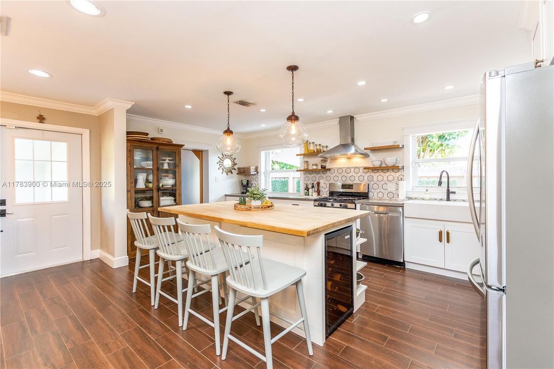 Недавно продано: $675,000 (3 спален, 2 ванн, 2310 Квадратных фут)