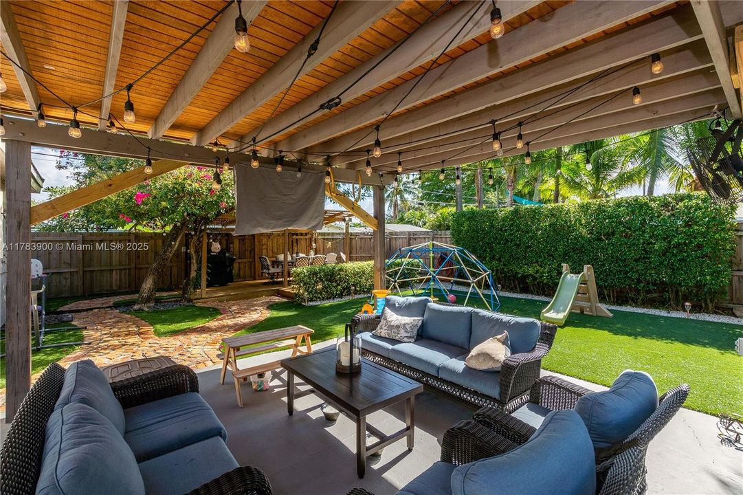 Недавно продано: $675,000 (3 спален, 2 ванн, 2310 Квадратных фут)