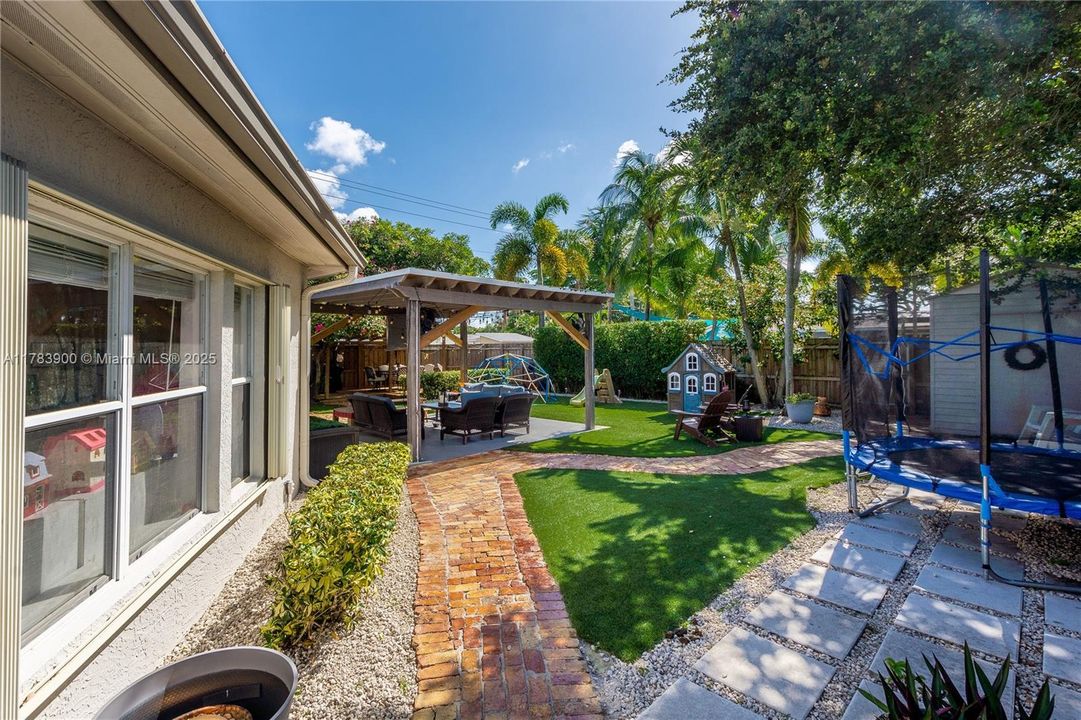 Недавно продано: $675,000 (3 спален, 2 ванн, 2310 Квадратных фут)