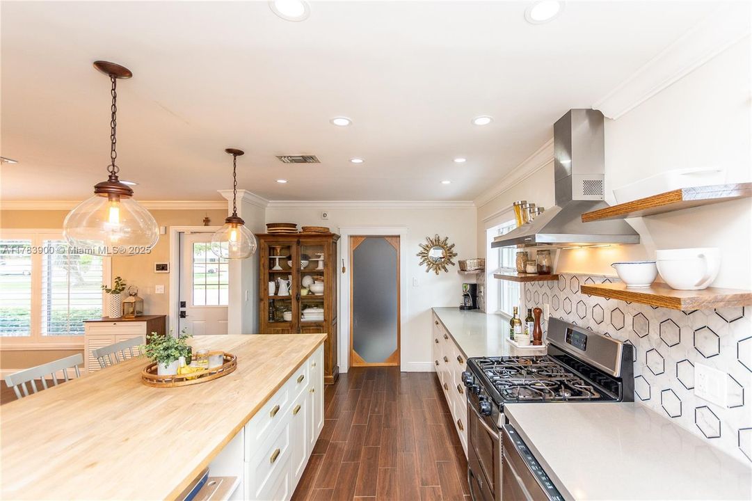 Недавно продано: $675,000 (3 спален, 2 ванн, 2310 Квадратных фут)