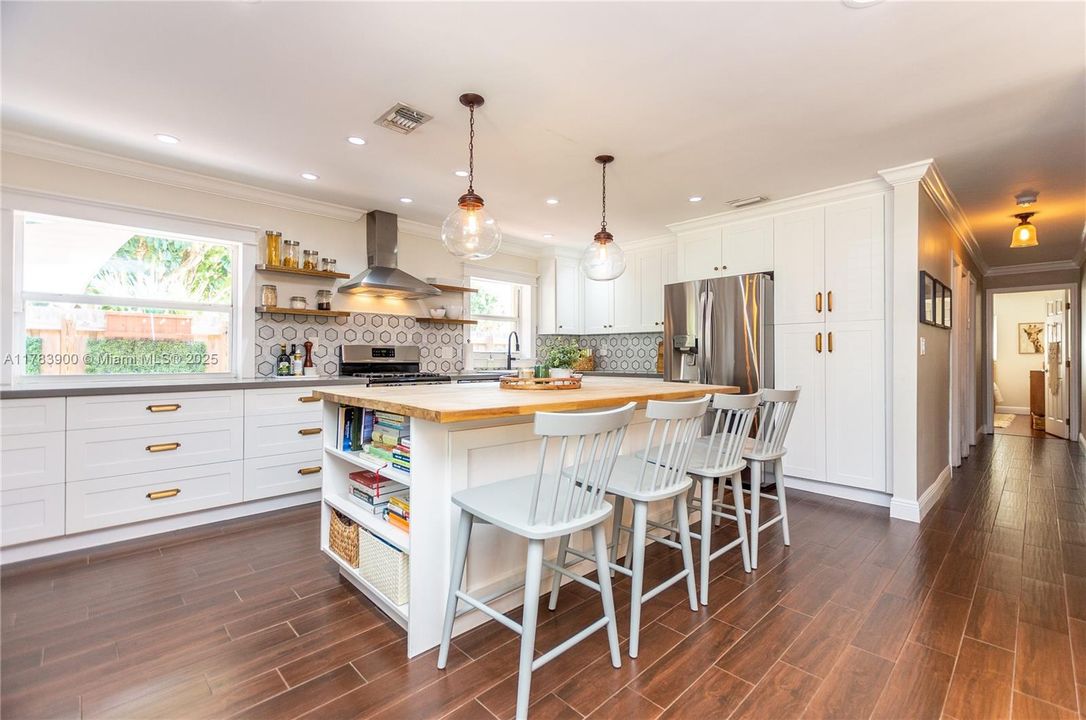 Недавно продано: $675,000 (3 спален, 2 ванн, 2310 Квадратных фут)