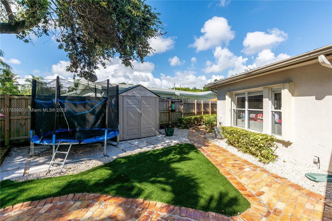 Недавно продано: $675,000 (3 спален, 2 ванн, 2310 Квадратных фут)