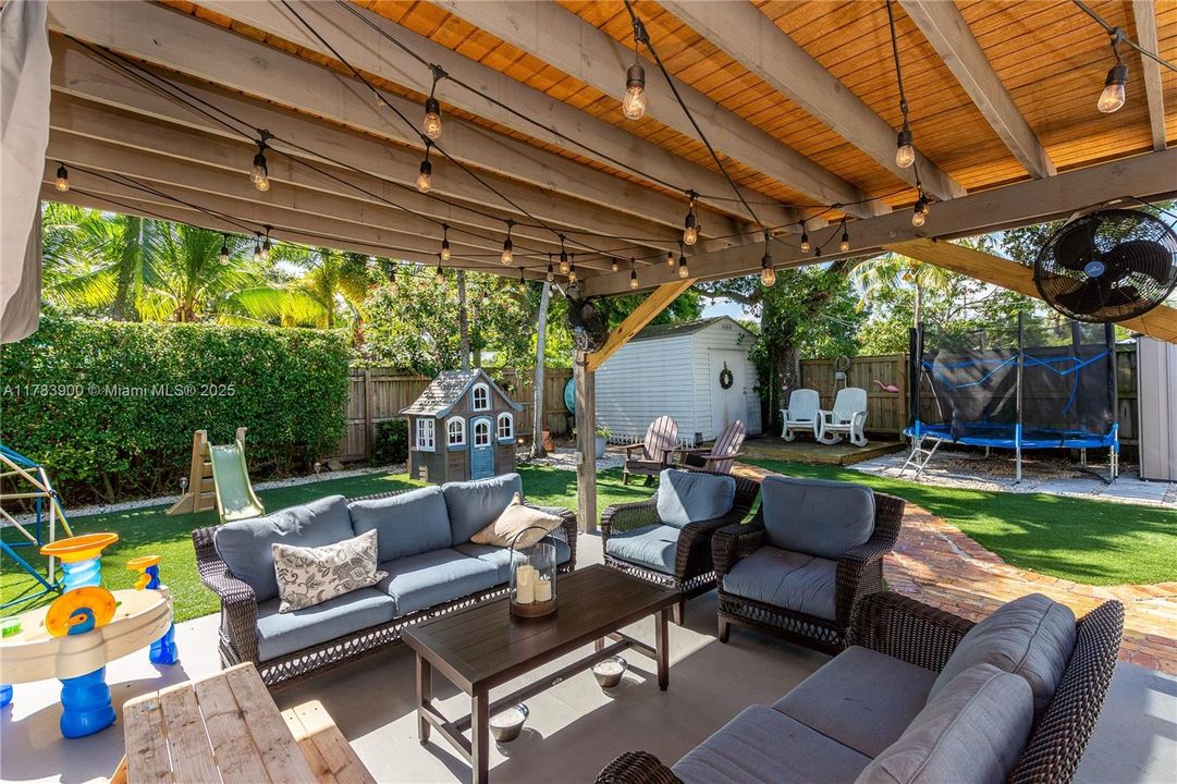 Недавно продано: $675,000 (3 спален, 2 ванн, 2310 Квадратных фут)