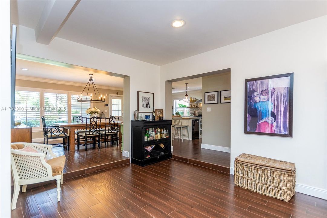 Недавно продано: $675,000 (3 спален, 2 ванн, 2310 Квадратных фут)