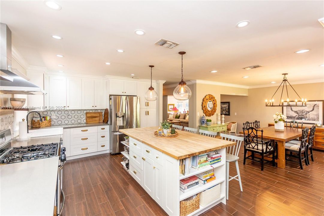 Недавно продано: $675,000 (3 спален, 2 ванн, 2310 Квадратных фут)