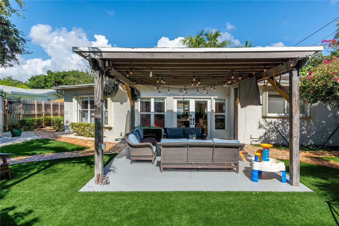 Недавно продано: $675,000 (3 спален, 2 ванн, 2310 Квадратных фут)