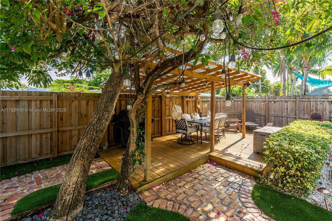 Недавно продано: $675,000 (3 спален, 2 ванн, 2310 Квадратных фут)