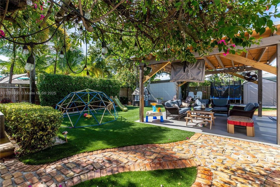 Недавно продано: $675,000 (3 спален, 2 ванн, 2310 Квадратных фут)