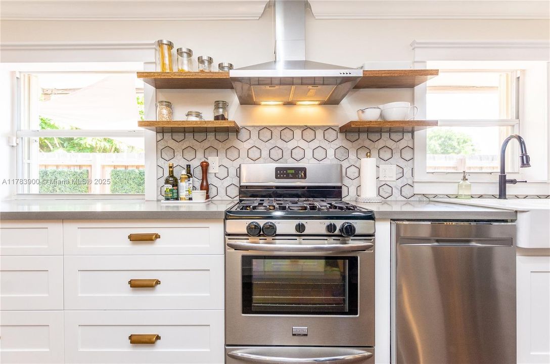 Недавно продано: $675,000 (3 спален, 2 ванн, 2310 Квадратных фут)