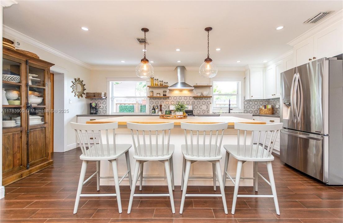 Недавно продано: $675,000 (3 спален, 2 ванн, 2310 Квадратных фут)