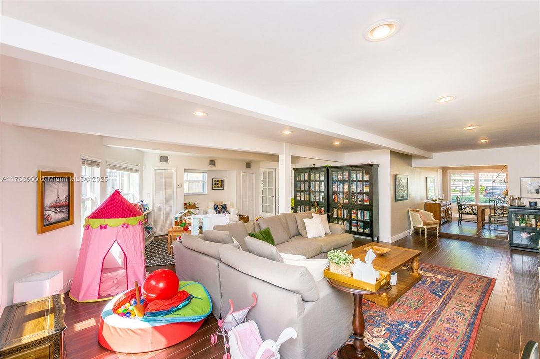 Недавно продано: $675,000 (3 спален, 2 ванн, 2310 Квадратных фут)