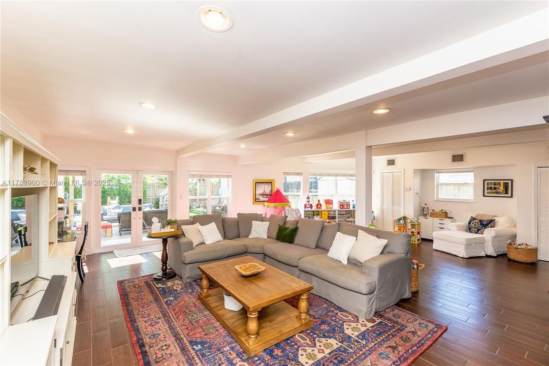 Недавно продано: $675,000 (3 спален, 2 ванн, 2310 Квадратных фут)