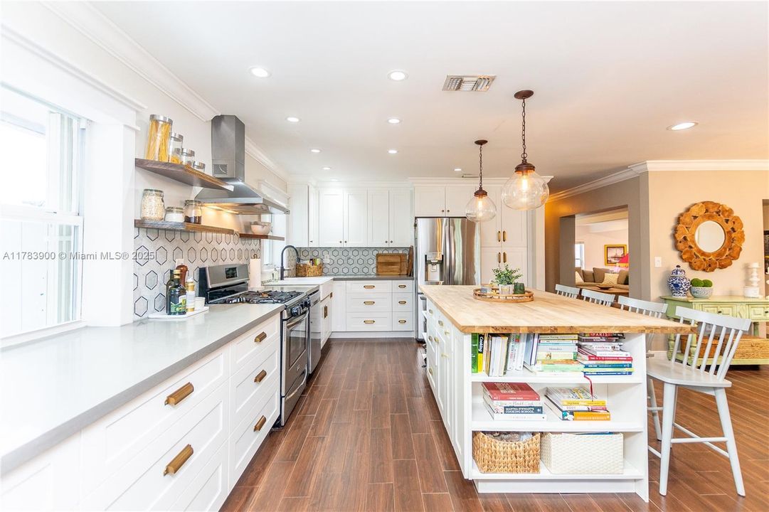 Недавно продано: $675,000 (3 спален, 2 ванн, 2310 Квадратных фут)