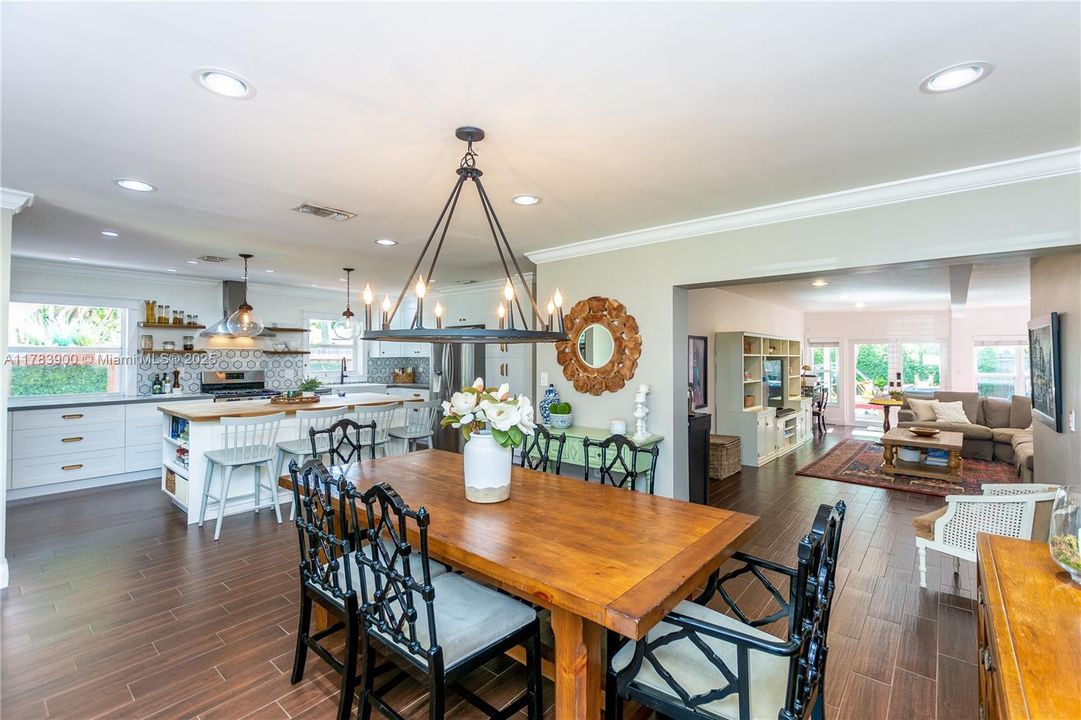 Недавно продано: $675,000 (3 спален, 2 ванн, 2310 Квадратных фут)