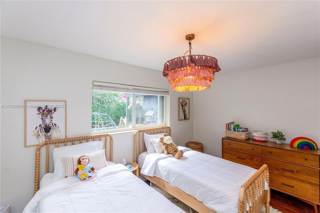 Недавно продано: $675,000 (3 спален, 2 ванн, 2310 Квадратных фут)