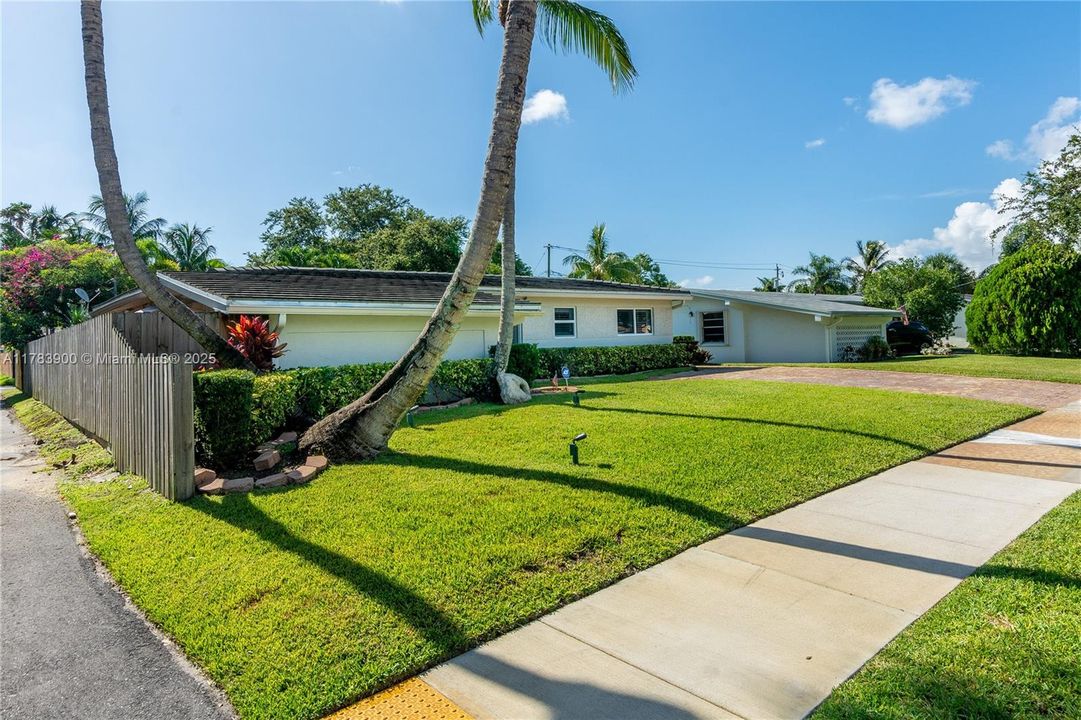 Недавно продано: $675,000 (3 спален, 2 ванн, 2310 Квадратных фут)