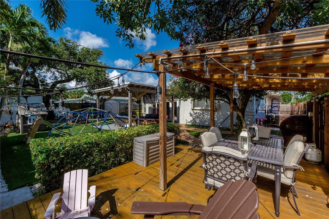 Недавно продано: $675,000 (3 спален, 2 ванн, 2310 Квадратных фут)