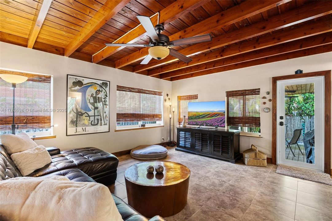 Vendido Recientemente: $1,400,000 (2 camas, 1 baños, 1365 Pies cuadrados)