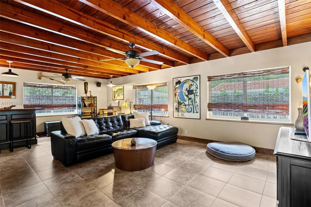 Vendido Recientemente: $1,400,000 (2 camas, 1 baños, 1365 Pies cuadrados)