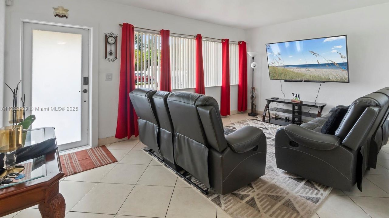 Recently Sold: $550,000 (3 beds, 2 baths, 1114 Square Feet)