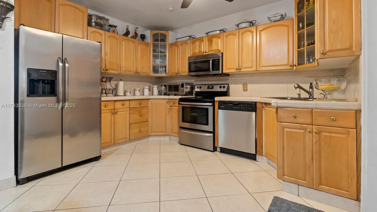 Recently Sold: $550,000 (3 beds, 2 baths, 1114 Square Feet)