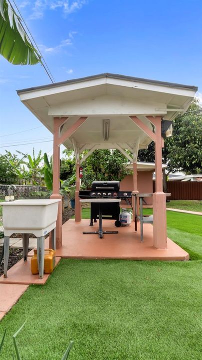 Recently Sold: $550,000 (3 beds, 2 baths, 1114 Square Feet)