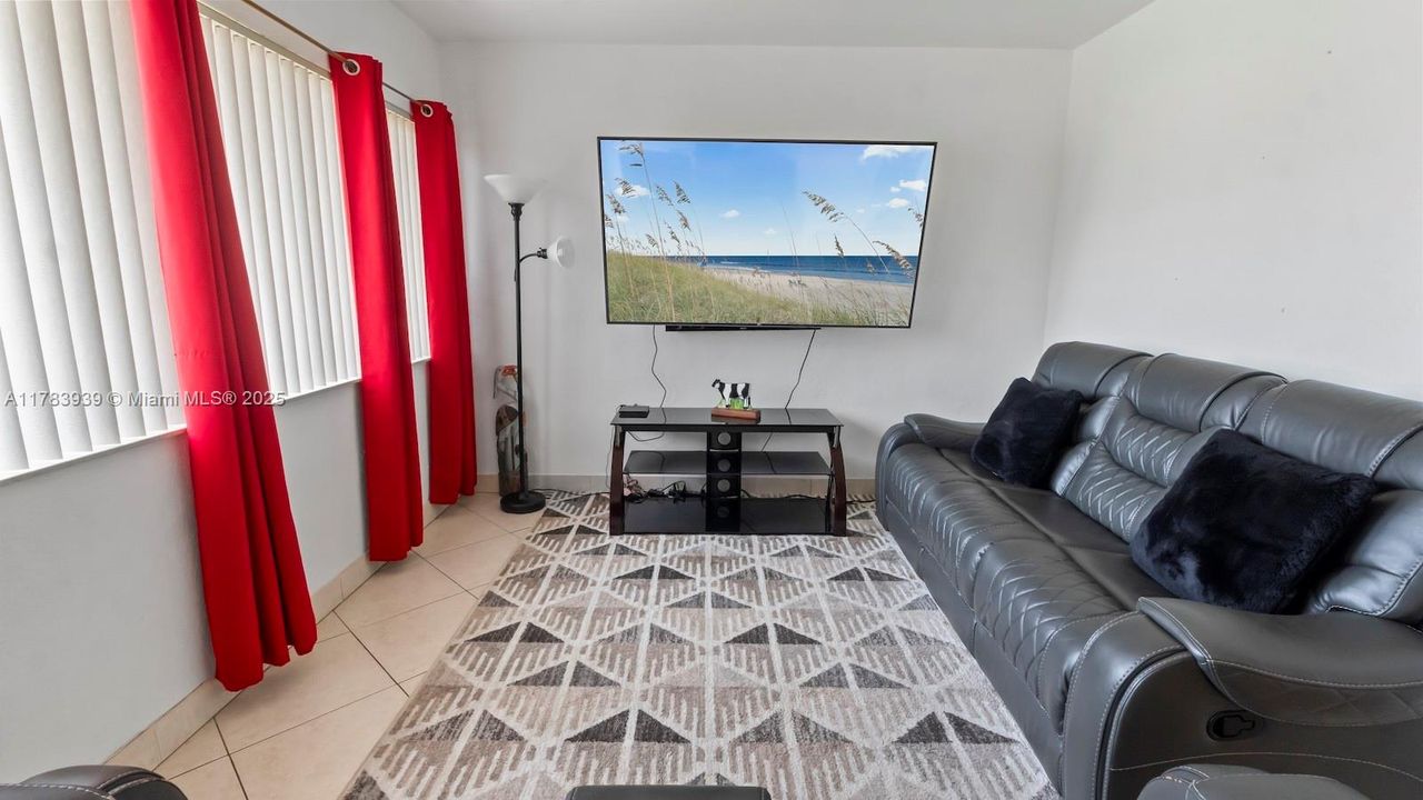 Recently Sold: $550,000 (3 beds, 2 baths, 1114 Square Feet)