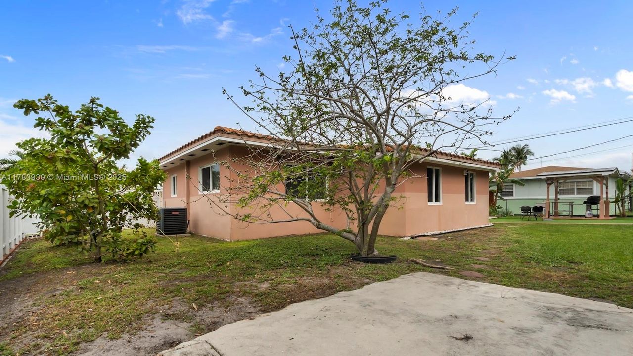 Recently Sold: $550,000 (3 beds, 2 baths, 1114 Square Feet)