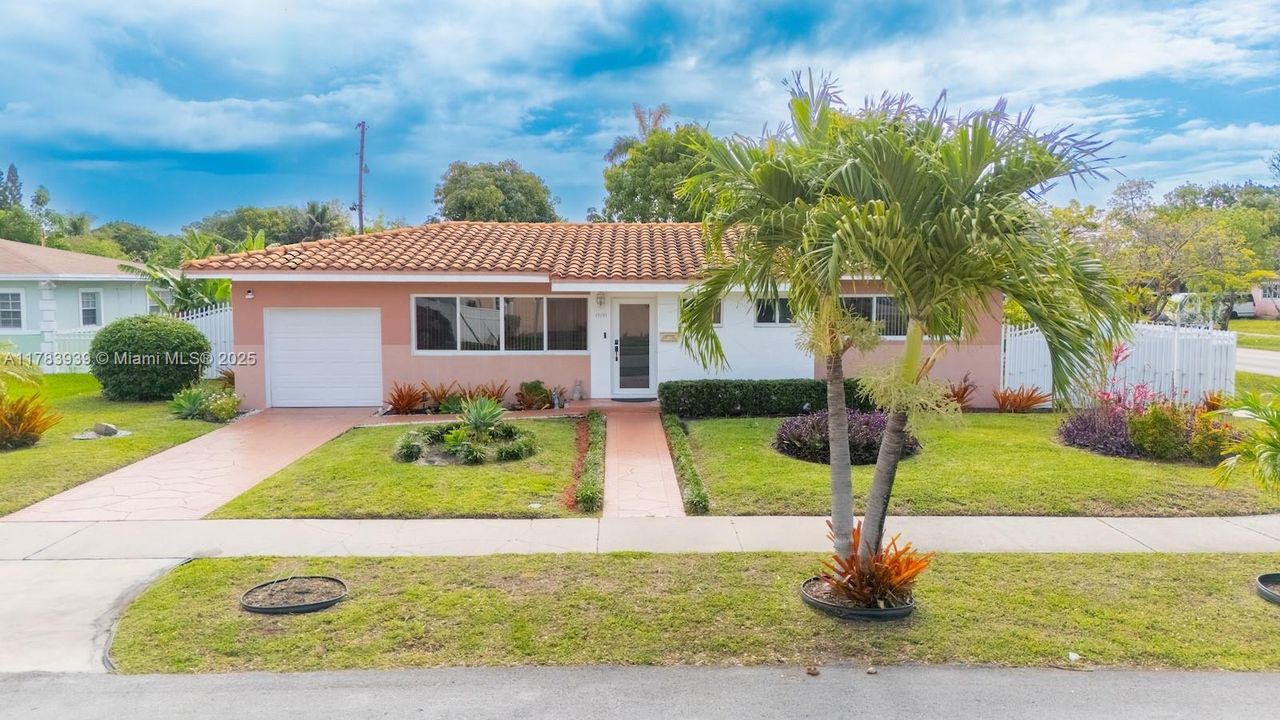 Recently Sold: $550,000 (3 beds, 2 baths, 1114 Square Feet)