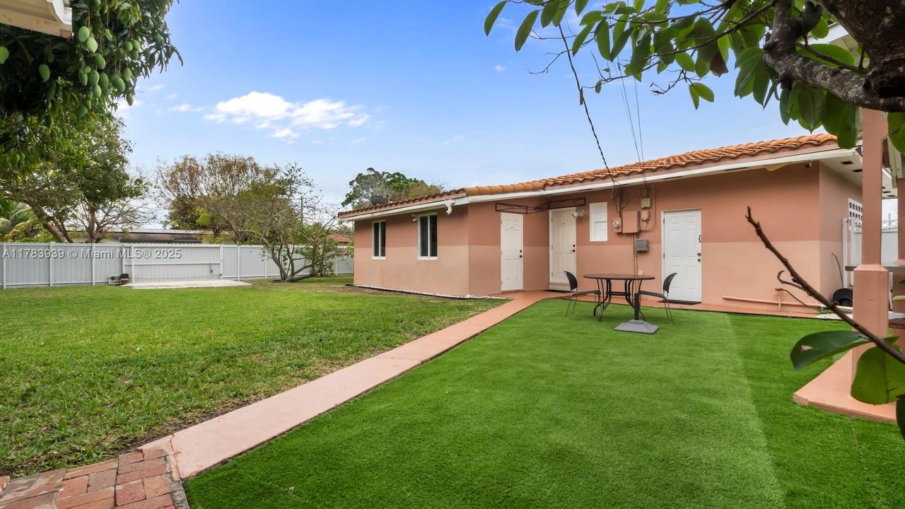 Recently Sold: $550,000 (3 beds, 2 baths, 1114 Square Feet)