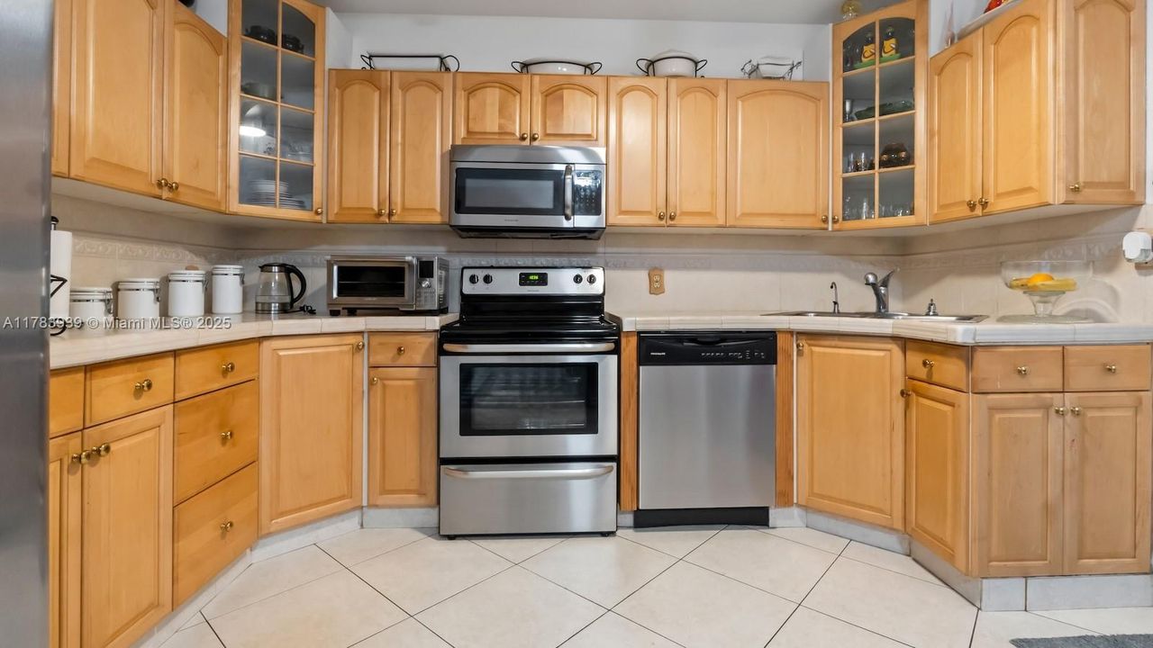 Recently Sold: $550,000 (3 beds, 2 baths, 1114 Square Feet)