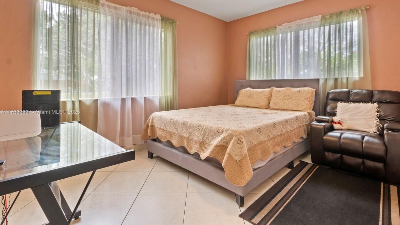 Recently Sold: $550,000 (3 beds, 2 baths, 1114 Square Feet)