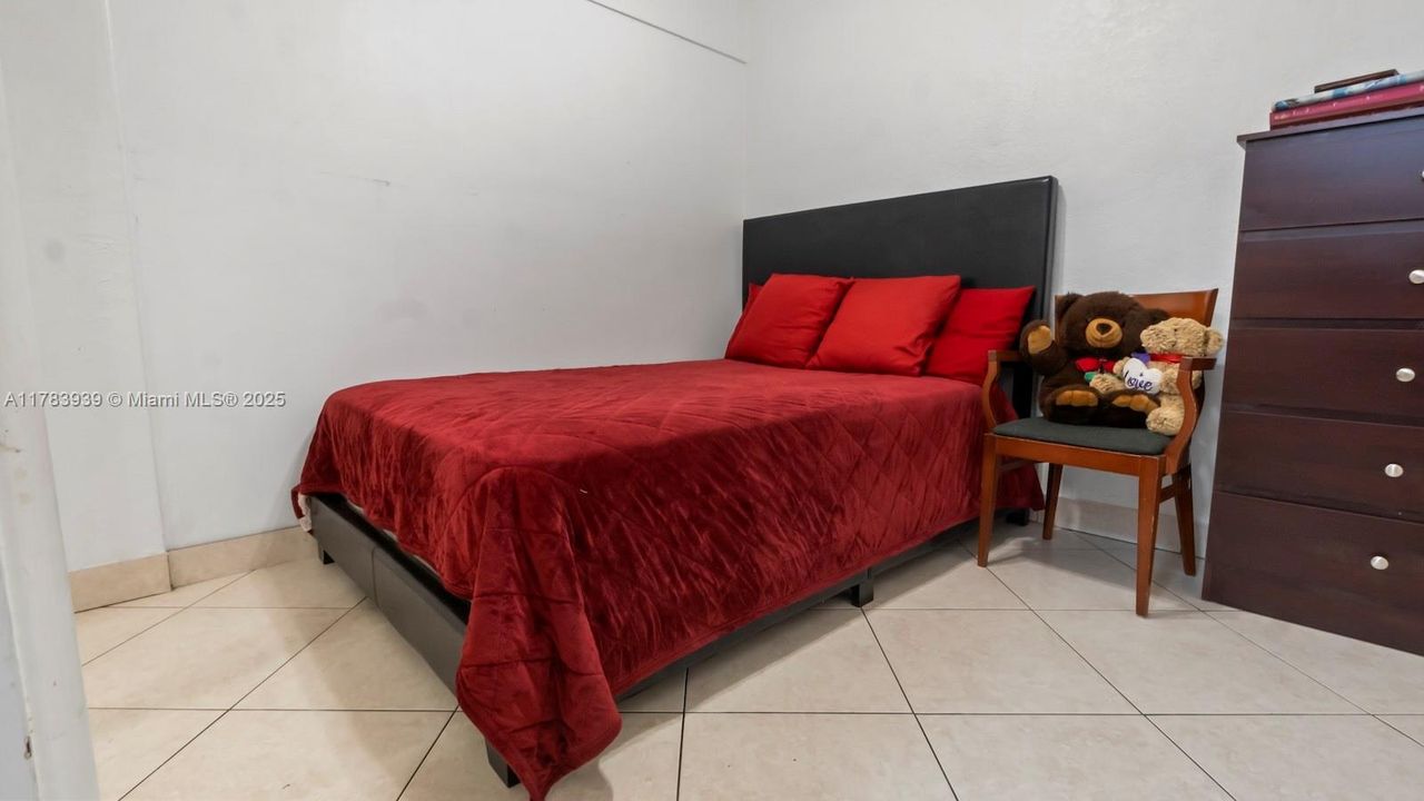 Recently Sold: $550,000 (3 beds, 2 baths, 1114 Square Feet)