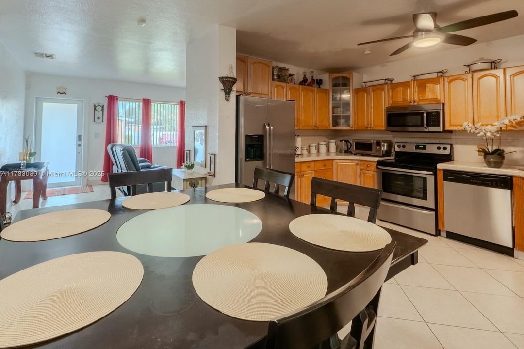 Recently Sold: $550,000 (3 beds, 2 baths, 1114 Square Feet)