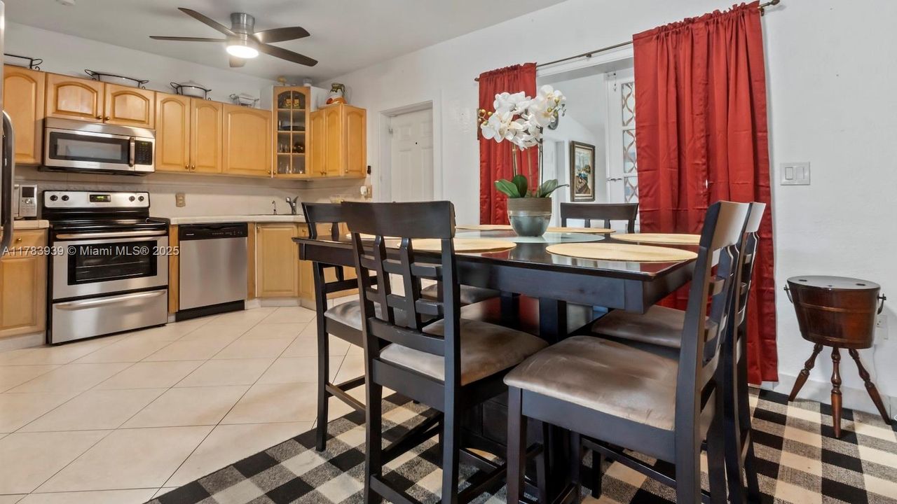 Recently Sold: $550,000 (3 beds, 2 baths, 1114 Square Feet)