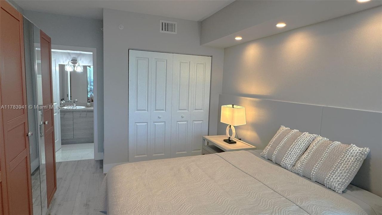 Recently Sold: $1,075,000 (2 beds, 3 baths, 1553 Square Feet)