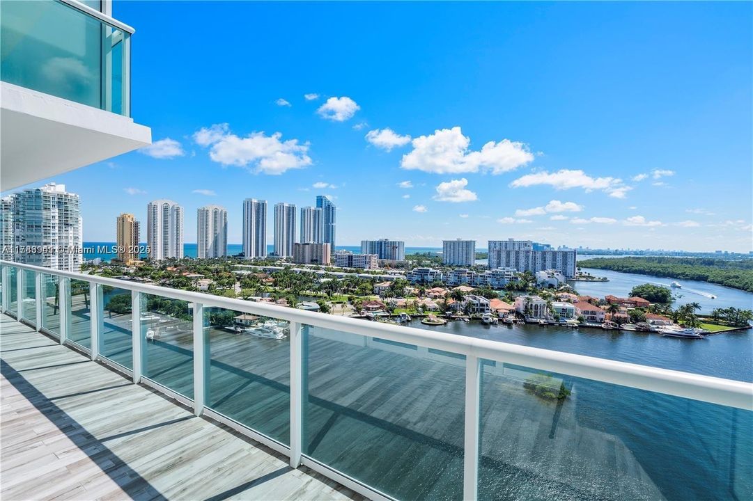 Recently Sold: $1,075,000 (2 beds, 3 baths, 1553 Square Feet)